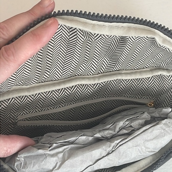 NWT Gaia Silver Waist Bag Fanny Pack NWT - Picture 6 of 6